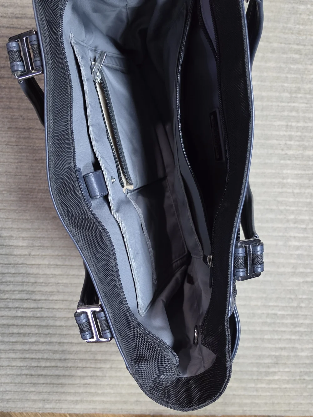 Tumi Jarvis Tote 22508DNY. Japan Exclusive. Rare Model. Navy Leather/Blk Ballist